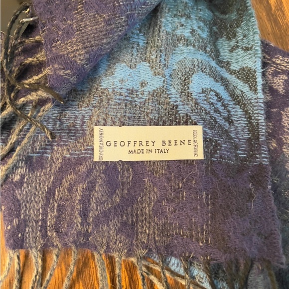 Acrylic scarf New with Tag - Picture 3 of 4